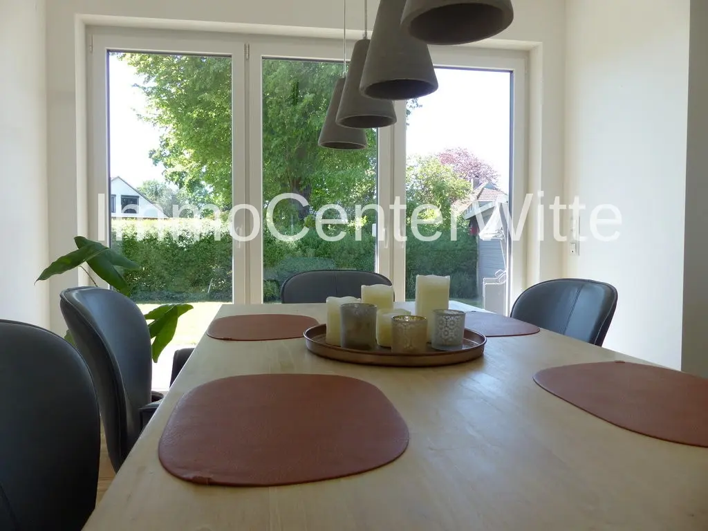 Essbereich mit Blick in den Garten