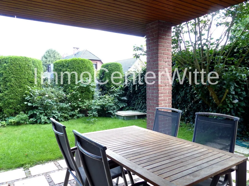 Auf der geschützten Terrasse