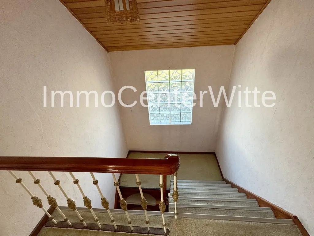 Im Treppenhaus oben