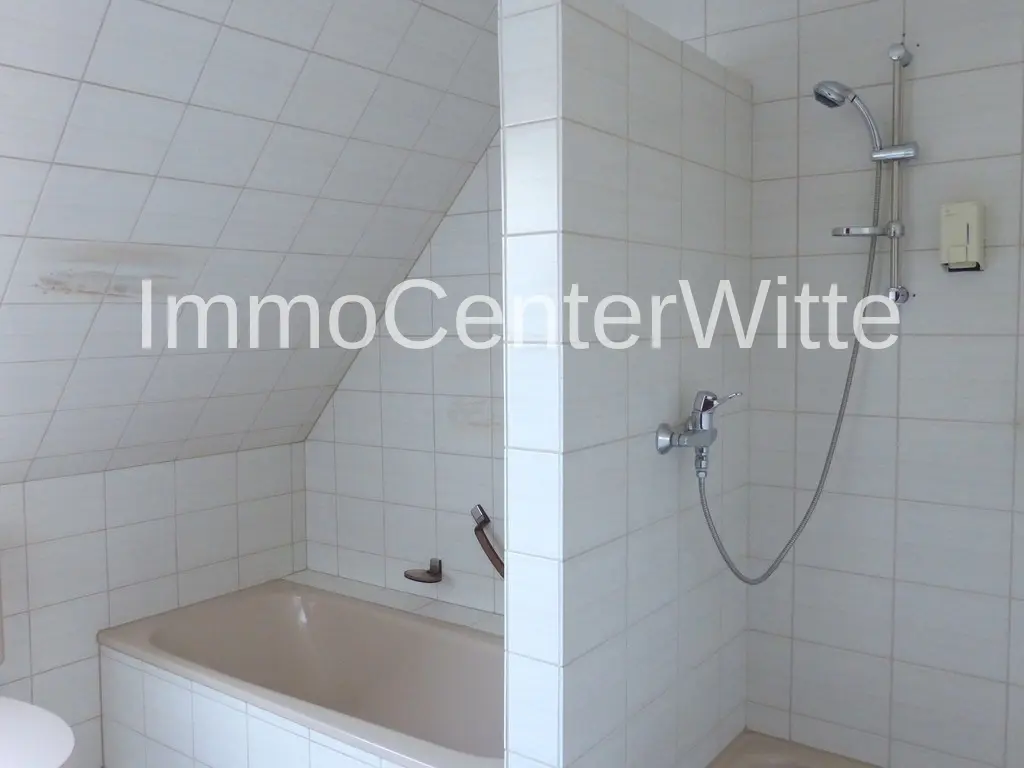 Bade mit Wanne und Dusche