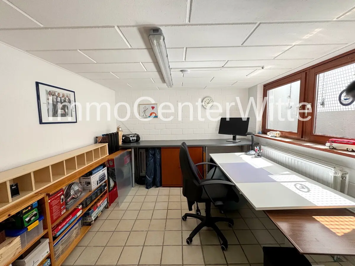 Perfektes Büro im Kellerbereich