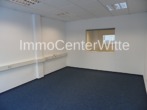 Im Büro - Gepflegte Gewerbehalle mit 2 Büroräumen sofort zu mieten – Pinneberg Industriestraße