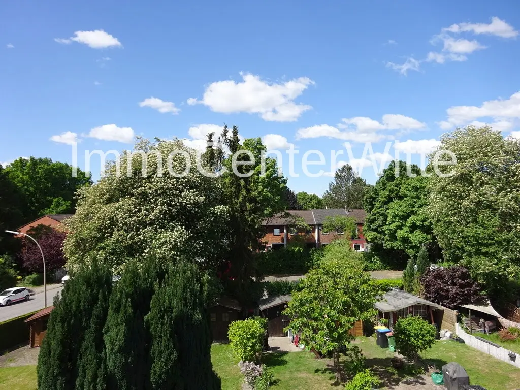 Blick aus dem Dachboden in den Garten