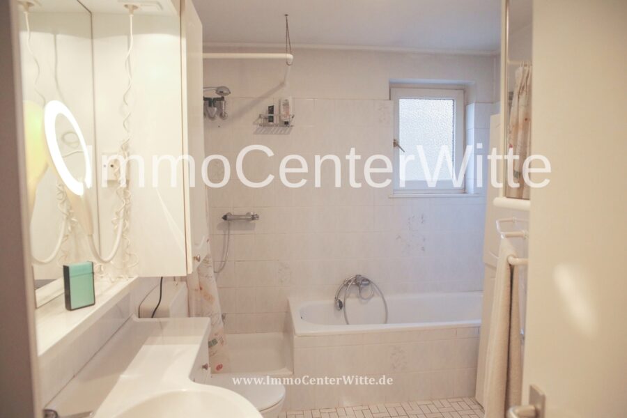 Im Vollbad mit Wanne und Dusche