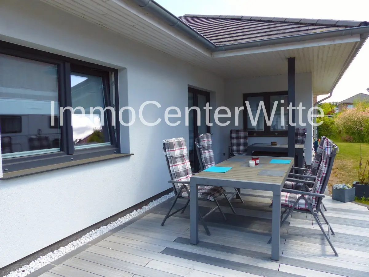 Teilweise überdachte Terrasse