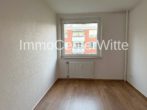 Im kleinen Schlafzimmer - Sonnige 3-Zimmer-Wohnung in Pinneberg – mit Balkon & großem Kellerraum